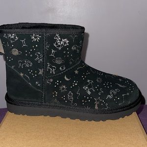 UGG WOMEN CLASSIC ZODIAC MINI BLACK 8 NEVER WORN